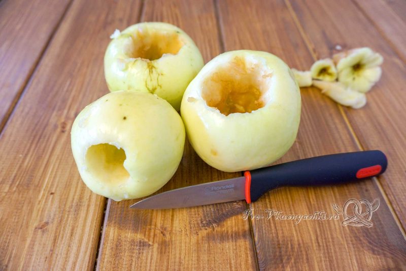 Фаршированные яблоки в духовке - убираем сердцевину из яблок