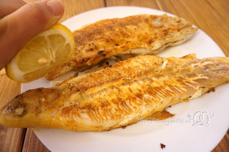 Форель на сковороде гриль - поливаем рыбу лимонным соком