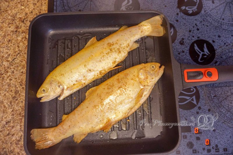 Форель на сковороде гриль - жарим рыбу с одной стороны