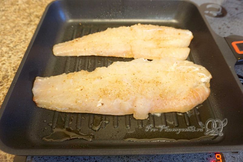 Хек на сковороде гриль - обжариваем рыбу с одной стороны