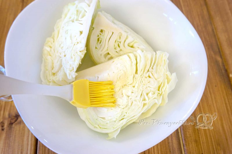 Капуста на сковороде гриль - смазываем капусту маслом