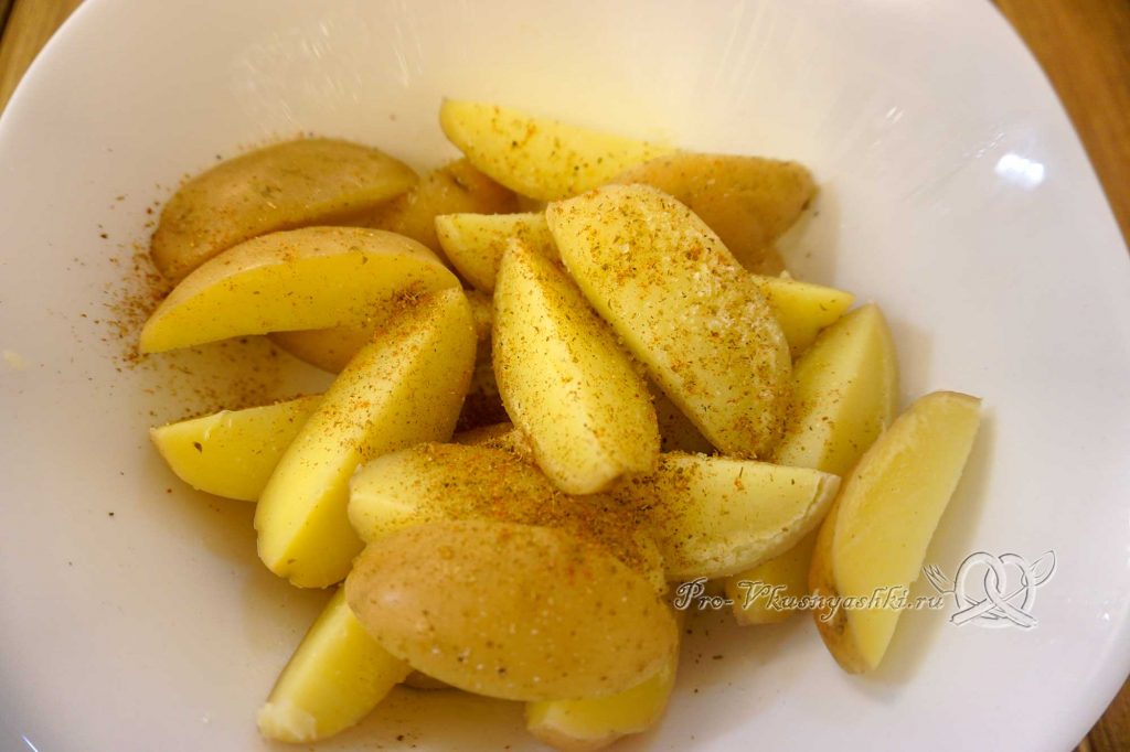 Картофель на сковороде гриль - добавляем соль и специи
