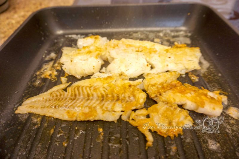 Минтай на сковороде гриль - обжариваем рыбу с другой стороны