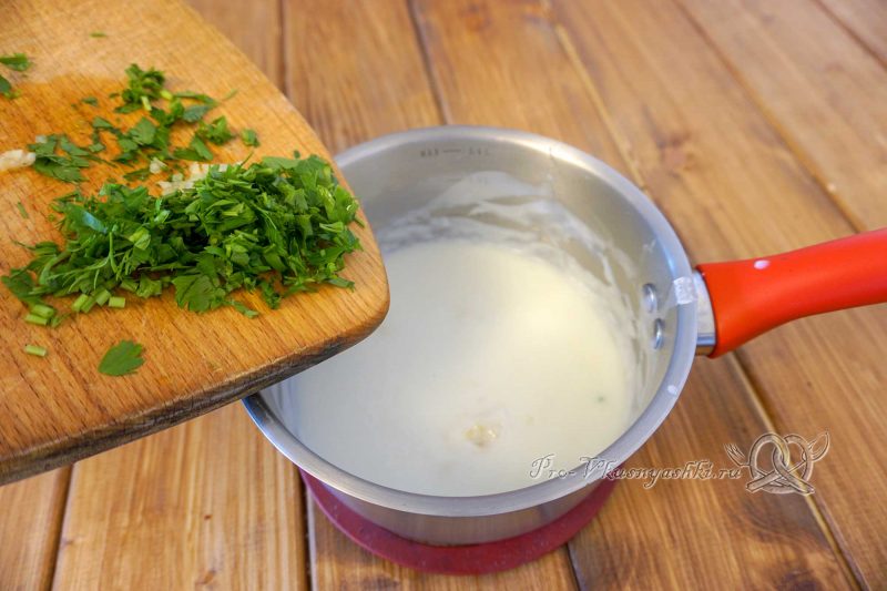 Стейк из свинины на сковороде гриль с белым соусом - добавляем зелень в соус