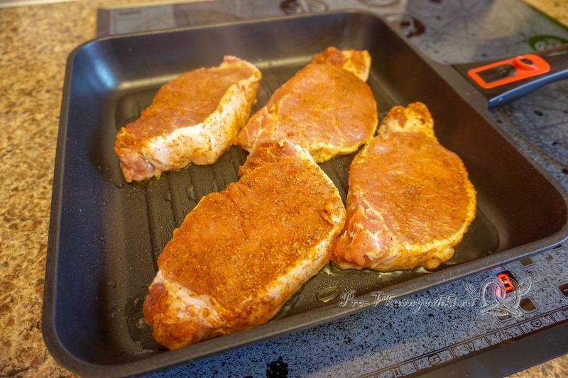 Стейк из свинины на сковороде гриль с белым соусом - обжариваем мясо с одной стороны