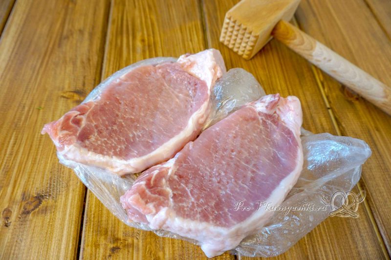 Стейк из свинины на сковороде гриль с белым соусом - отбиваем мясо