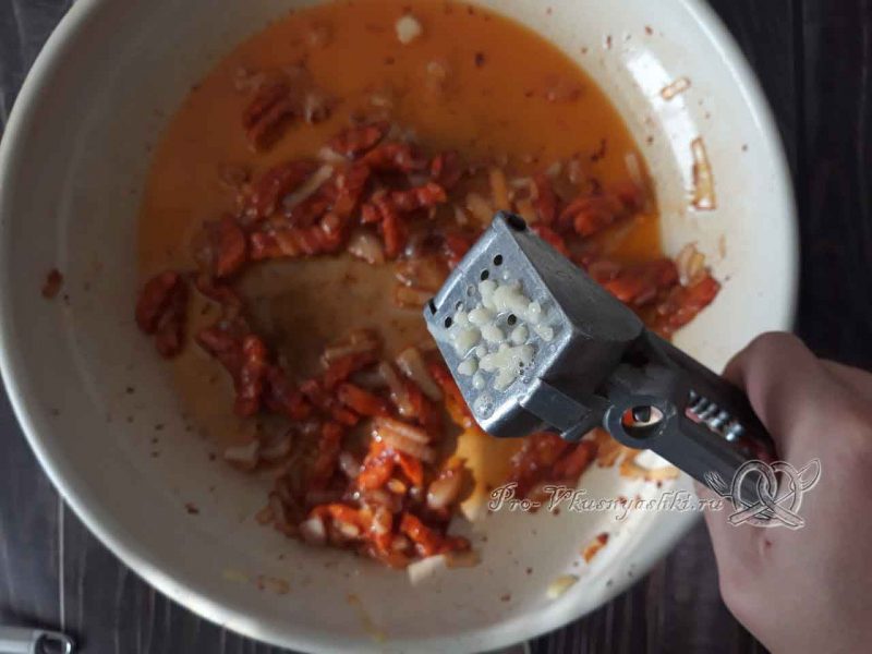 Суп с клецками - добавляем чеснок в зажарку