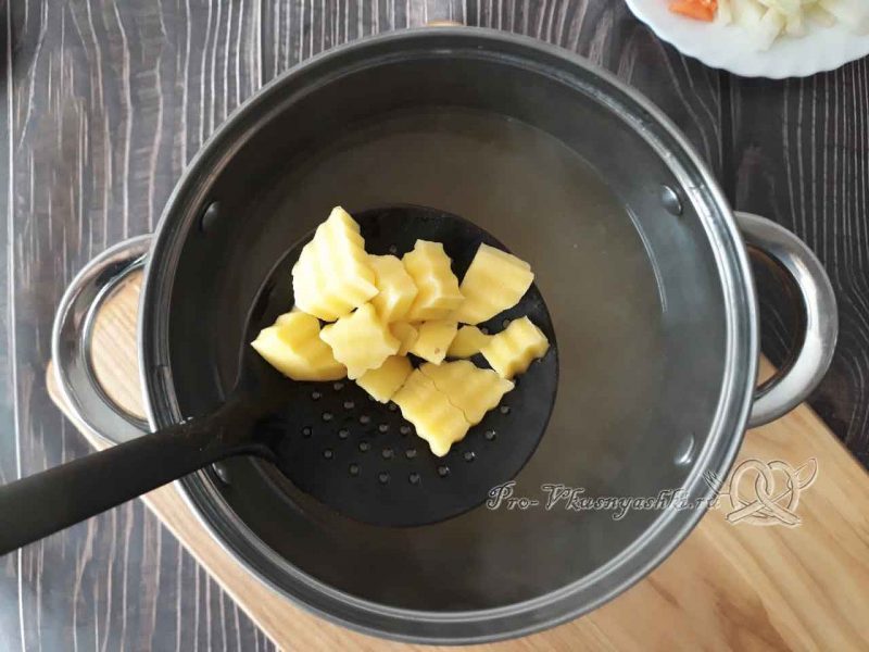 Суп с клецками - добавляем картофель в бульон