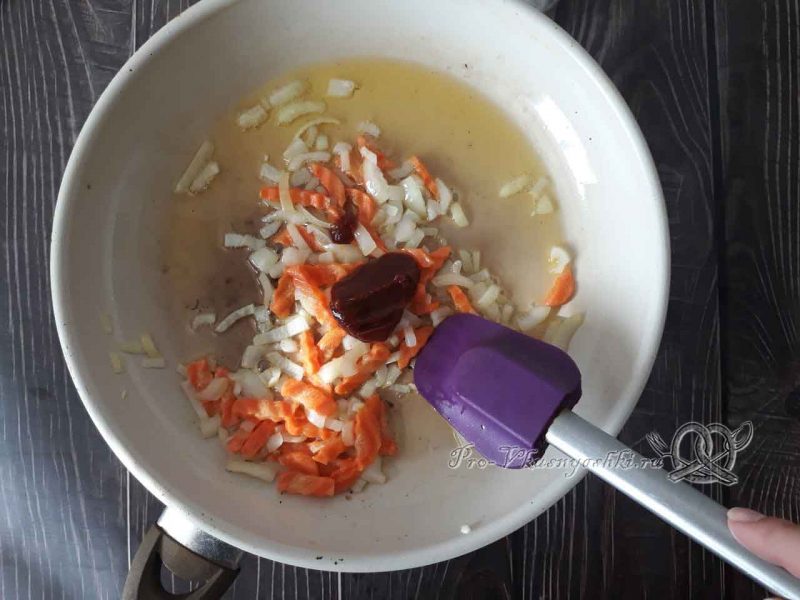 Суп с клецками - добавляем томатную пасту в зажарку