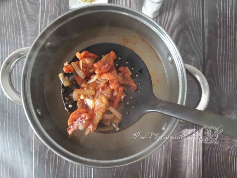 Суп с клецками - добавляем зажарку в бульон