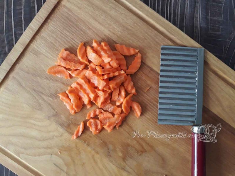 Суп с клецками - нарезаем морковь