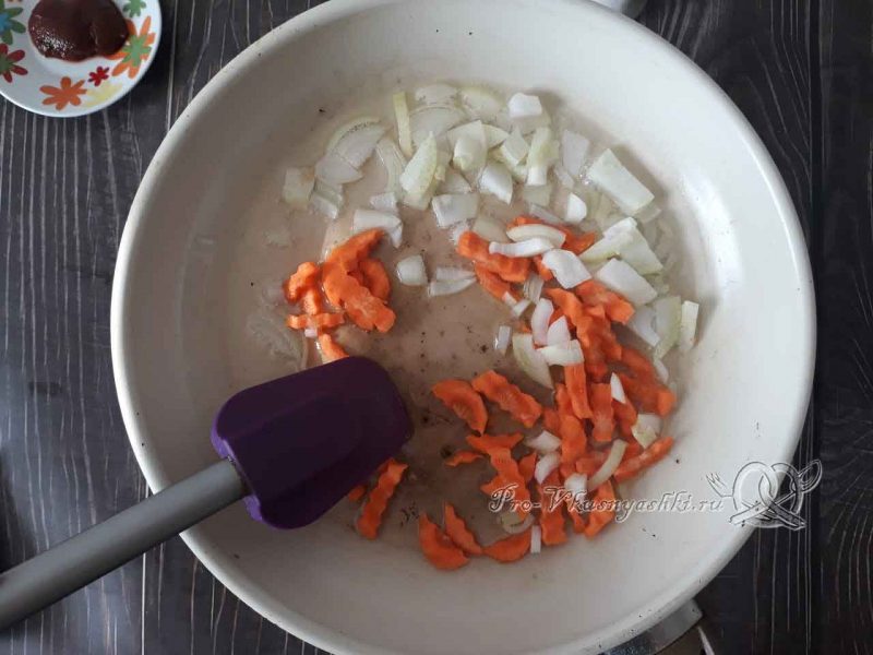 Суп с клецками - обжариваем овощи
