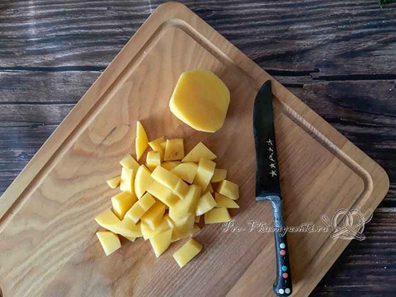 Сырный суп с шампиньонами - нарезаем картофель