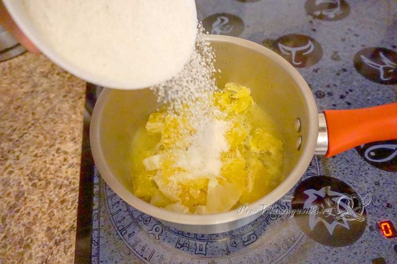 Торт с лимонами и апельсинами - добавляем сахар в сироп
