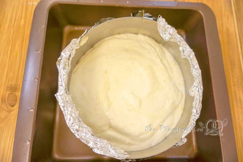 Торт с лимонами и апельсинами - помещаем тесто в форму