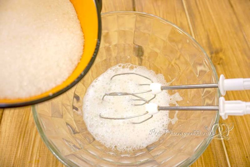 Торт с лимонами и апельсинами - взбиваем белки с сахаром