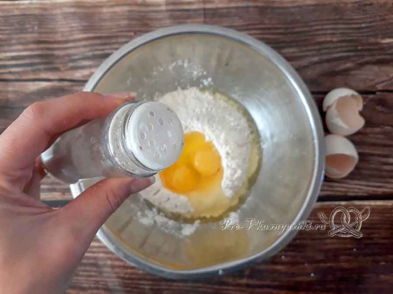 Украинские галушки - добавляем соль в тесто
