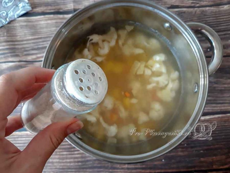 Крем-суп из цветной капусты со сливками - добавляем соль