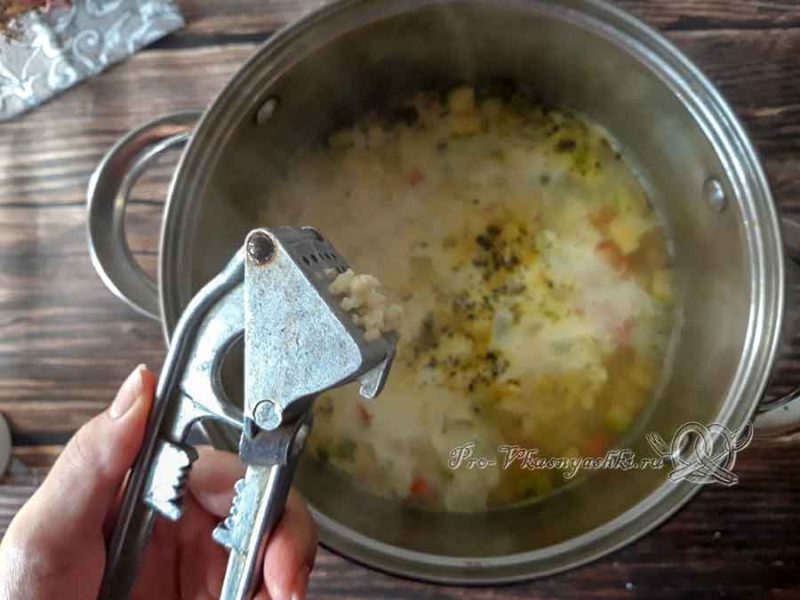 Овощной крем-суп со сливками - добавляем чеснок