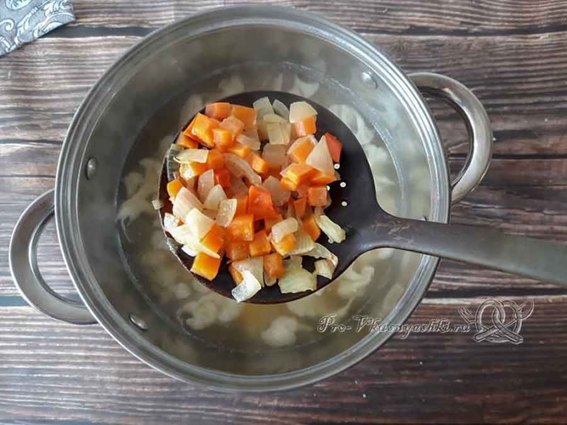 Овощной крем-суп со сливками - добавляем зажарку в суп