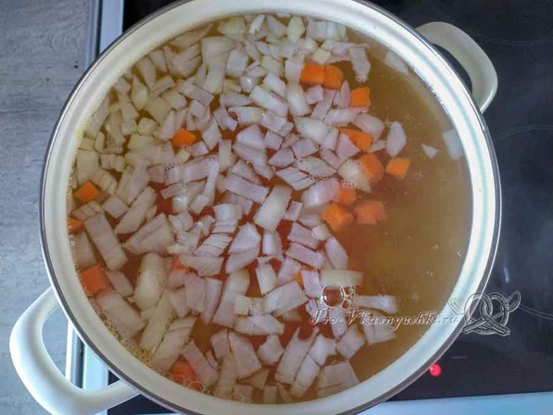 Суп из цветной капусты с зеленым горошком - добавляем овощи в бульон
