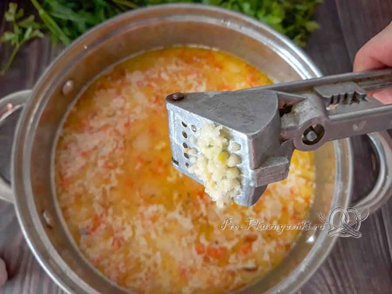 Сырный суп с курицей и плавленным сыром - добавляем чеснок в суп