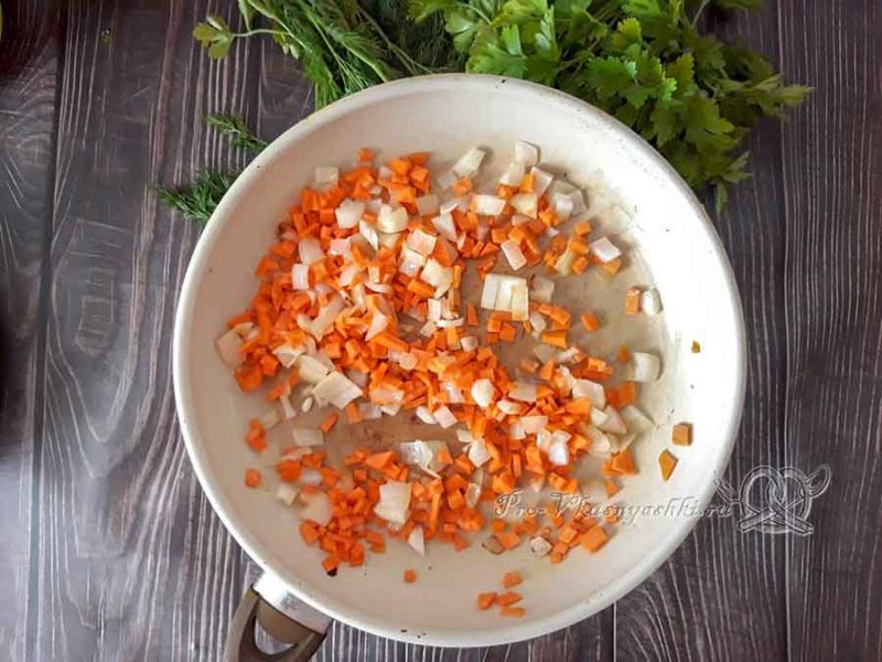 Сырный суп с курицей и плавленным сыром - обжариваем лук и морковь