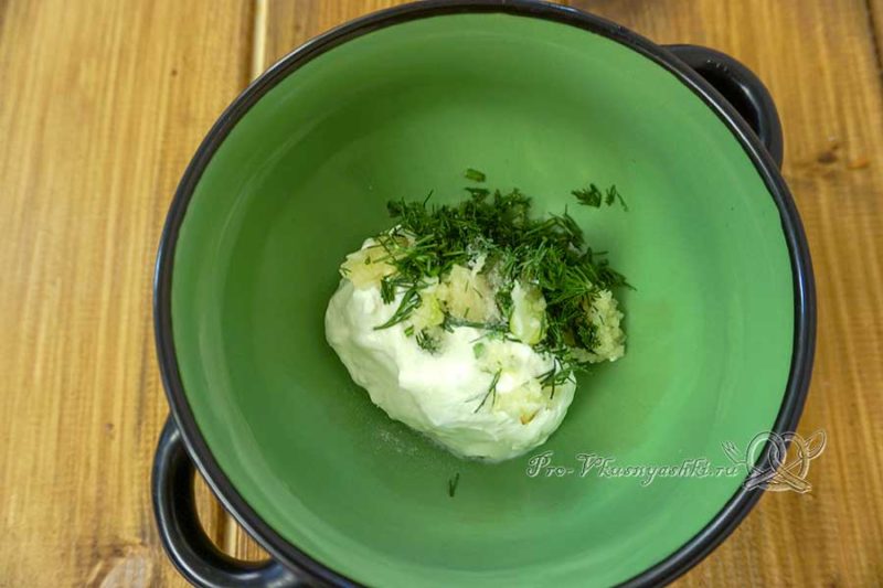 Салат из топинамбура с чесноком - добавляем зелень и чеснок в сметану