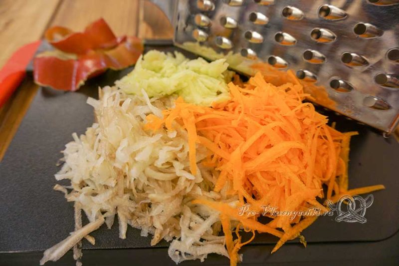 Салат из топинамбура с морковью и яблоком - натираем овощи и яблоко на терке