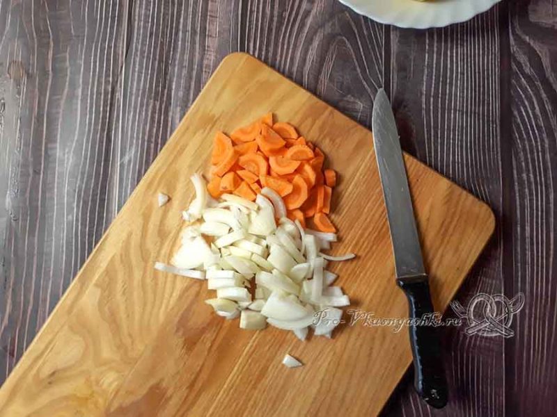 Шурпа из говядины - нарезаем лук и морковь