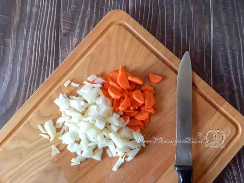 Суп из куриных сердечек - нарезаем лук и морковь