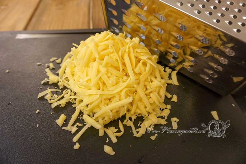 Топинамбур запеченный в духовке в сметанном соусе - натираем сыр на терке
