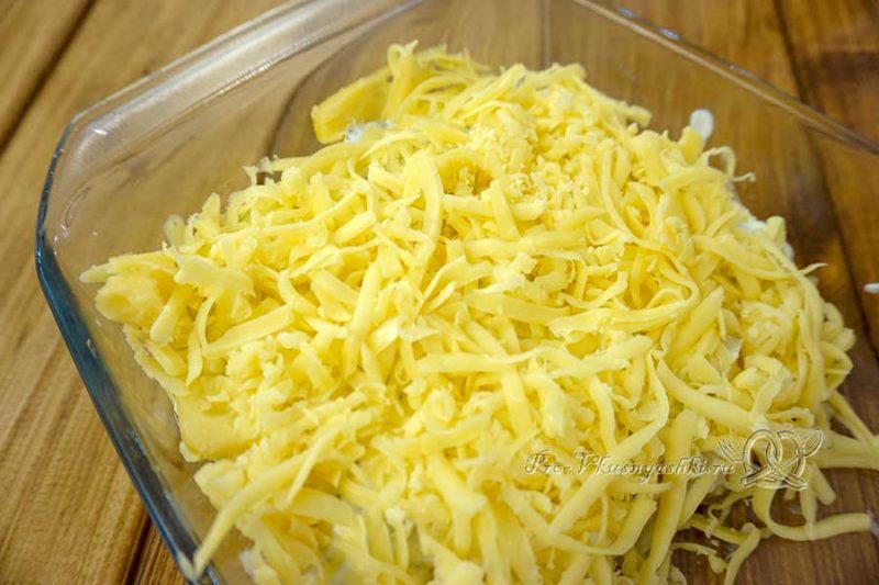 Топинамбур запеченный в духовке в сметанном соусе - посыпаем запеканку сыром
