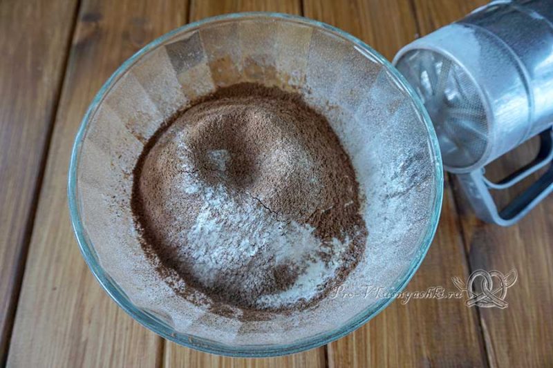 Шоколадный медовик с черносливом и орехами - смешиваем муку и какао