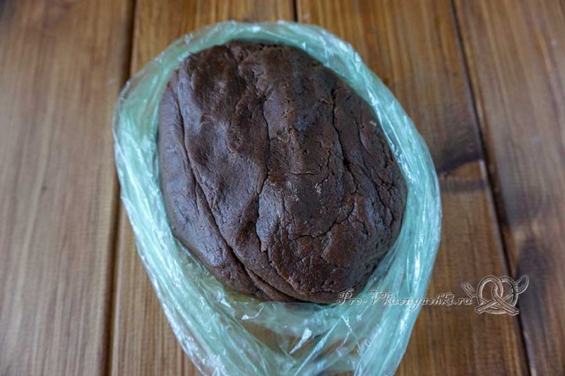 Шоколадный медовик с черносливом и орехами - тесто