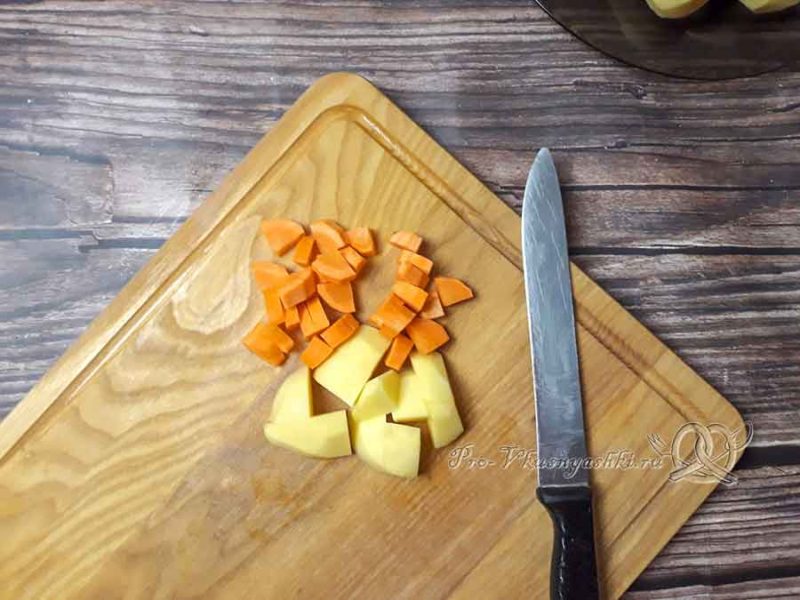 Суп-гуляш по-венгерски - нарезаем картофель и морковь