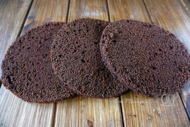 Торт черный лес с вишней - нарезаем бисквит на части