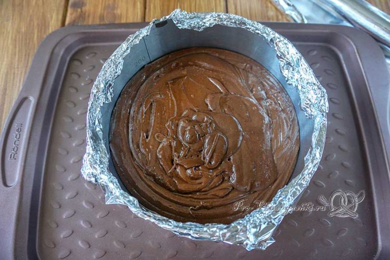 Торт черный лес с вишней - помещаем тесто в форму