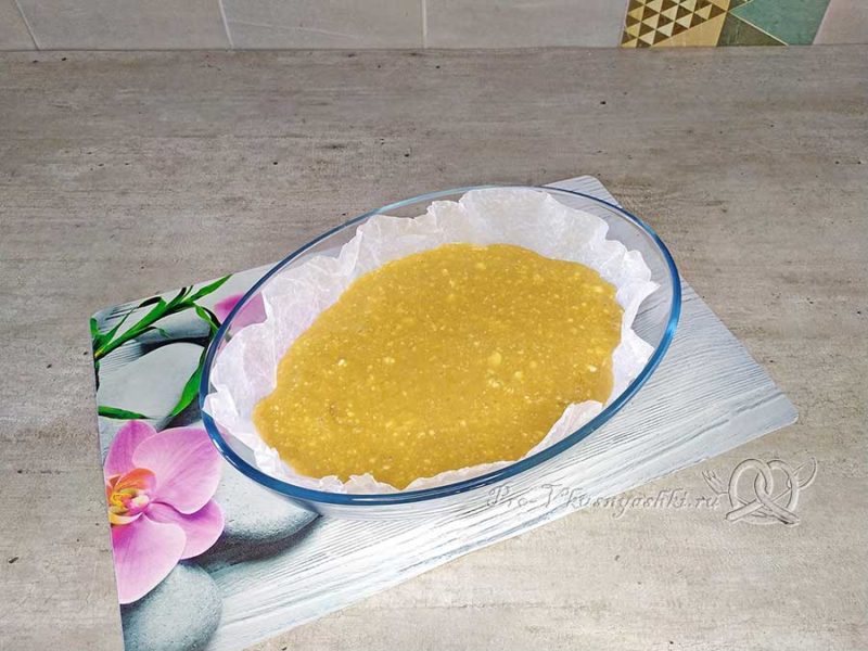 Лимонный пирог - помещаем тесто в форму