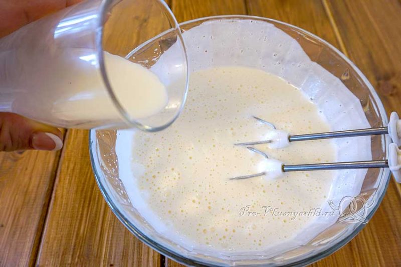 Бисквит на молоке без сливочного масла - добавляем молоко