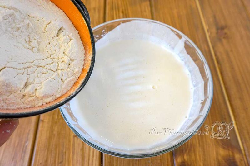 Бисквит на молоке без сливочного масла - добавляем муку