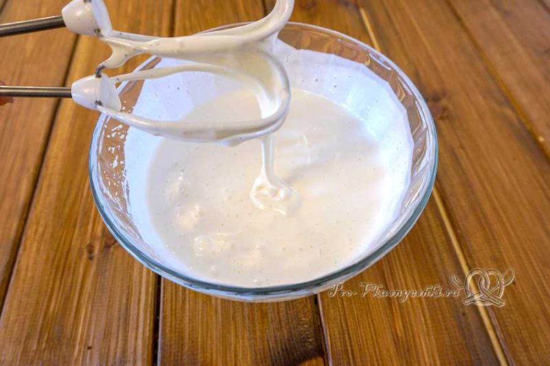Бисквит на молоке без сливочного масла - взбиваем яйца с сахаром