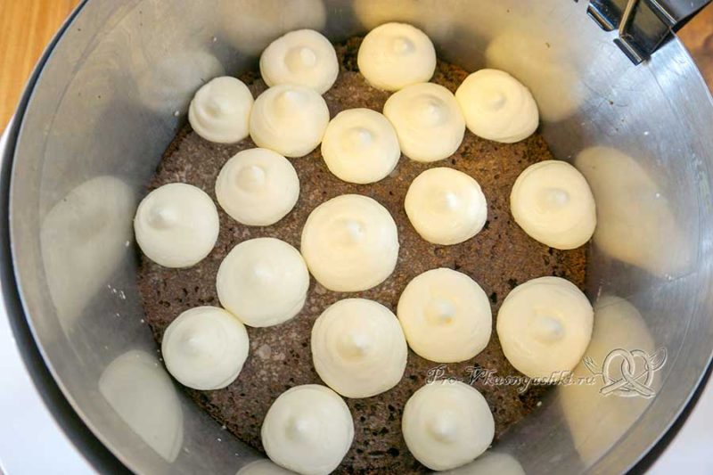 Домашний бисквитный торт «Шоколадный микс» - отсаживаем трюфельный крем на бисквит