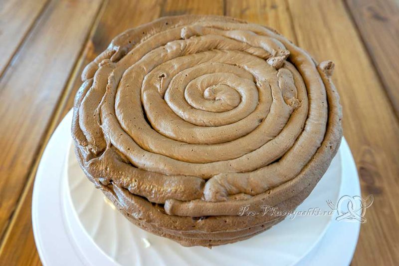 Домашний бисквитный торт «Шоколадный микс» - покрываем торт кремом