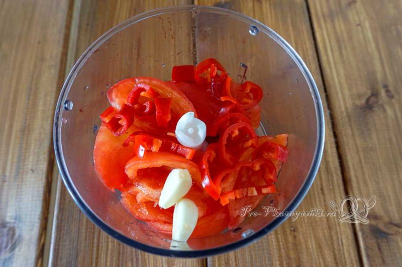 Холодный суп гаспачо классический - измельчаем чеснок, томаты и перец