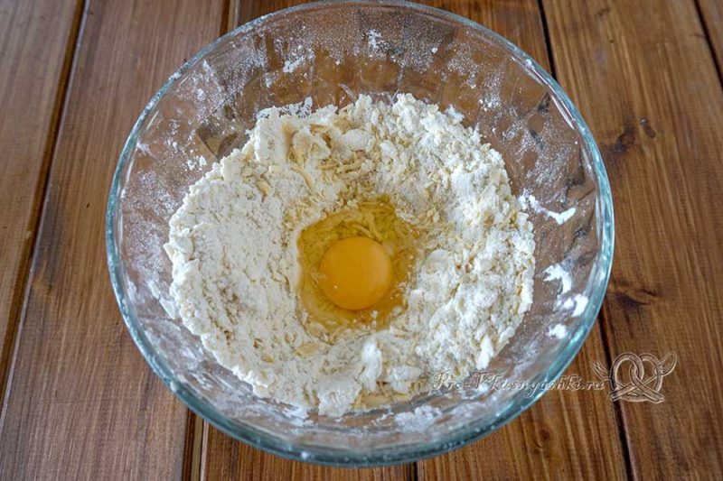 Киш с курицей и грибами - добавляем яйцо в тесто