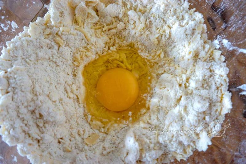 Киш с ветчиной и сыром - добавляем яйцо