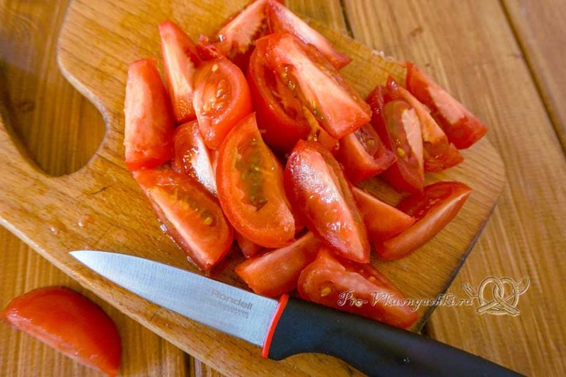 Киш с ветчиной и сыром - нарезаем помидоры