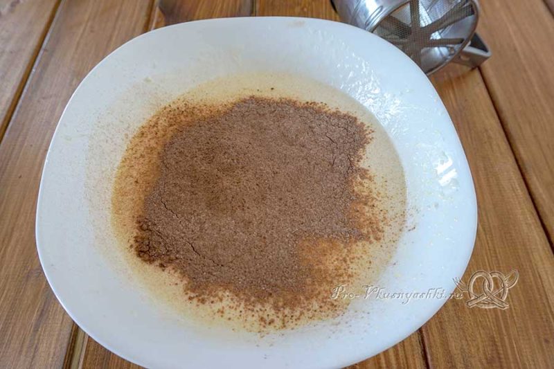 Королевская ватрушка с какао и творогом в духовке - добавляем муку и какао