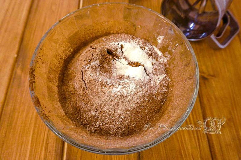 Шоколадный бисквит для торта - смешиваем сухие ингредиенты